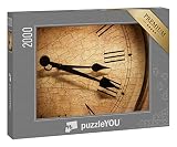 puzzleYOU: Puzzle 2000 Teile „Klassisches Uhrenziffernblatt mit Rissen, Nahaufnahme Einer Uhr“ – aus der Puzzle-Kollektion Uhren