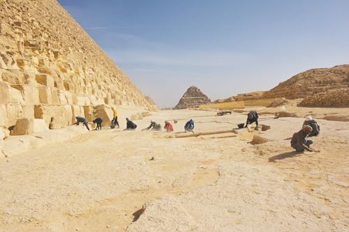 『Dansk arkæolog udforsker pyramide: Se 7 billeder, der viser det "skidesvære" arbejde』のカバーアート