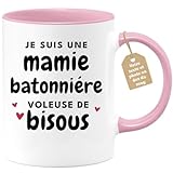 À la recherche de la meilleure idée cadeau pour votre mamie ? Nous avons la solution pour vous ! Imaginez une mémé qui adore les bisous et passionnée de Baton-Défense. Pour célébrer la fête des grands-mères, offrez-lui un mug qui lui rappellera chaque jour à quel point elle est aimée. Ce mug lui apportera un sourire à chaque tasse de café. N'attendez plus et offrez à votre mamy ce cadeau parfait qui combine amour et passion.