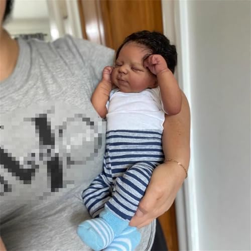 19 Zoll Reborn Baby, 49 cm Reborn Puppe Weichem Stoffkörper Ebensechte Vinyl Baby Puppe Schwarze Haut Babypuppen wie EIN Echtes Schlafendes Neugeborenen Geschenke Spielzeug für Kinder von 3+ – Bild 3