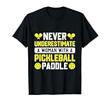 Photo Gallery non sottovalutare mai una donna con una pagaia di pickleball maglietta Photo Gallery non sottovalutare mai una donna con una pagaia di pickleball maglietta