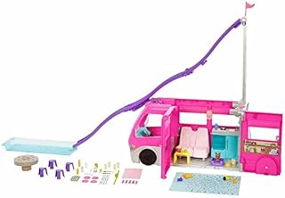 Barbie Dreamcamper Zestaw z kamperem z obracającymi się kółkami, 7 obszarami zabawy, basenem, zjeżdżalnią i ponad 60 akcesoriami kempingowymi, prezent dla dzieci od 3 roku życia, HCD46