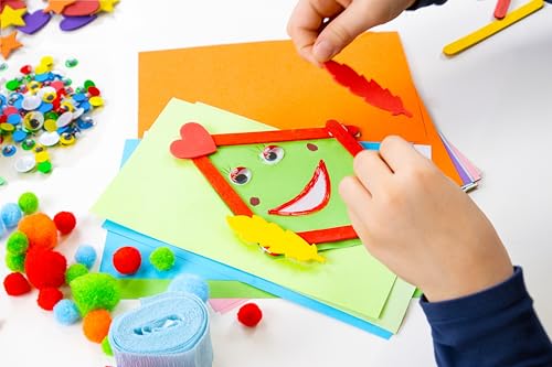 Foto von Lena Jumbo Bastelkoffer mit 800 Teilen, Bastelset bestehend aus Papier, Moosgummi, Pfeifenreiniger, Strasssteine, Wackelaugen, Pompons und Knöpfe, in bunten Farben, geeignet für Kinder ab 5 Jahren