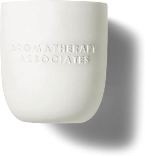 Miniatura 3 de Aromatherapy Associates Vela Deep Relax. Cera vegana vertida a mano para dormir y tranquilidad. Elaborada con aceites esenciales de vetiverto y