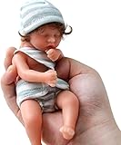 Hecho a mano: la muñeca está hecha de cabeza de vinilo de silicona suave de alta calidad, extremidades de vinilo de silicona completas con cuerpo de algodón PP relleno, cuerpo pesado, tacto cómodo, seguro no tóxico. La muñeca con brazos y piernas móviles, el bebé puede sentarse, puede acostarse y no puede pararse ni hablar. La realidad es definitivamente la mejor palabra exacta para describir esta muñeca de bebé realista.