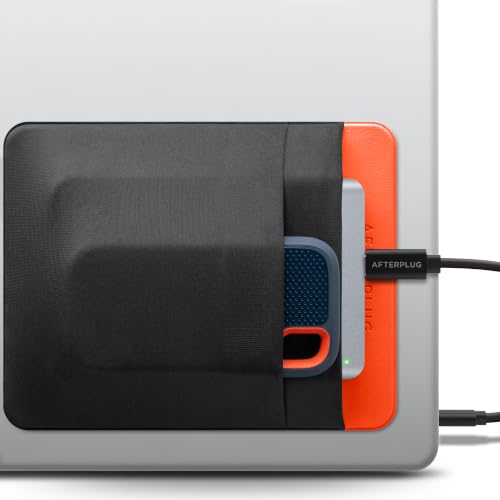 Souris fine et câbles portables rangés au dos du PC