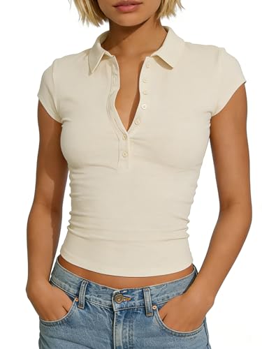 Camiseta polo recortada con medio botón que estiliza la silueta femenina con elegancia