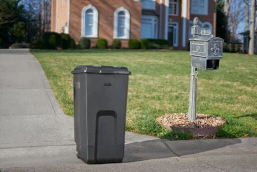 Miniatura 3 de SweaTz Bote de basura de plástico con ruedas Roughneck de 50 galones, color negro