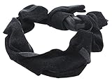 La marca Calvin Klein ha creado un gran accesorio con este bufanda . El material suave se anida cómodamente alrededor del cuello y te mantiene caliente. Además, inspira con un diseño sencillo y a la vez deportivo. Dimensiones: 186 x 31 x 0.3 cm