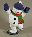 E+N Schnee-Mann, Schnee-Kind, Winter-Kind, auf Schlittschuhe, tanzend, Blaue Mütze, grün-roter Schal, Blaue Handschuhe, HxBxT: 40x28x16cm, Pappmaché