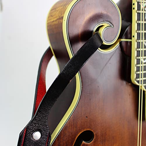 Walker And Williams M-12 Sangle de mandoline, mandola, bouzouki ou ukulélé Noir avec dos rouge, noir/rouge, régulier - Les Beatles, Paul McCartney, John Lennon, RIngo Starr, George Harrison Walker And Williams M-12 Sangle de mandoline, mandola, bouzouki ou ukulélé Noir avec dos rouge, noir/rouge, régulier – Image 4