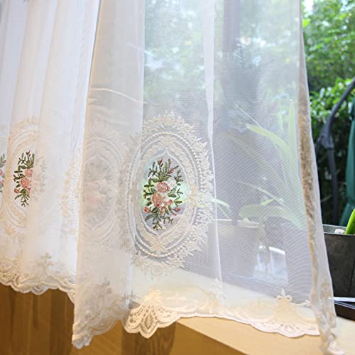 Cortinas cortas de encaje floral ideales para crear ambientes acogedores en casas de familia 8