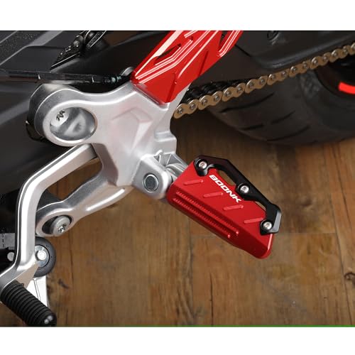 Repose-pieds larges CFMOTO 800NK en alu taillé masse pour un confort de route supérieur