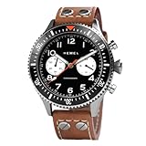 Ce nouveau chronographe HEMEL est équipé d'une lunette GMT qui permet de visualiser deux fuseaux horaires de 12 heures. Le verre saphir plat antireflet offre une plus grande clarté et en même temps une résistance aux rayures, de sorte que la montre restera comme neuve. La montre présente un cadran secondaire de 24 heures à 3h00 et une fonction chronomètre de 60 minutes à 9h00. L'aiguille rouge des secondes s'active lorsque vous utilisez la fonction chronomètre.