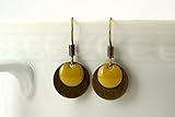 messing ohrringe abfärben  feine Messing Ohrringe mit schlichtem runden Emaille Anhänger in gelb