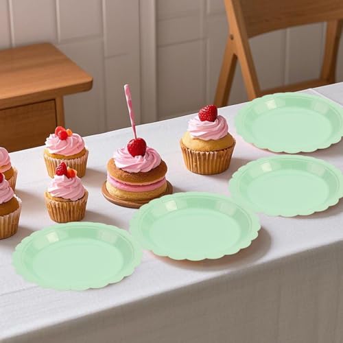 Assiettes en carton vert festonnées : la solution jetable pour simplifier vos buffets