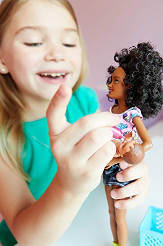 Mattel Barbie FHY99 "Skipper Babysitters Inc." Puppen und Hochstuhl Spielset (schwarzhaarig) – Bild 3