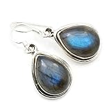 Diese Labradorit Silber-Ohrringe von mantraroma ist aus 925 er Sterlingsilber gefertigt. Der tropfenförmige Labradorit hat eine Größe von 10 x 14 mm. Der gesamte Silberohrring hat eine Größe von 13 mm x 35 mm.