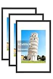 cornice quadro 40x60 Qualità e Sicurezza: Realizzata in legno resistente, la cornice è dotata di acrilico infrangibile, un passepartout bianco di buona qualità e un pannello posteriore rigido e robusto. Ogni componente è costruito per durare a lungo, garantendo una protezione affidabile ai tuoi ricordi più cari. Inoltre, l’acrilico infrangibile la rende sicura per le case con bambini o animali domestici.