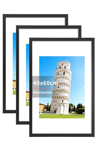 Qualità e Sicurezza: Realizzata in legno resistente, la cornice è dotata di acrilico infrangibile, un passepartout bianco di buona qualità e un pannello posteriore rigido e robusto. Ogni componente è costruito per durare a lungo, garantendo una protezione affidabile ai tuoi ricordi più cari. Inoltre, l’acrilico infrangibile la rende sicura per le case con bambini o animali domestici.
