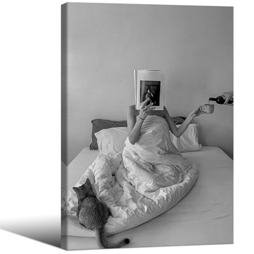 CITXJUM Toile murale vintage funky en noir et blanc – Impression sur toile encadrée de femme buvant du vin au lit – 61 x 91,4 cm
