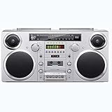 Connectez-vous et jouez à partir de pratiquement n'importe quelle source audio. La boombox stéréo portable comprend un récepteur Bluetooth, des emplacements pour cartes Micro SD, un port USB, une prise auxiliaire de 3,5 mm et une prise casque pour profiter de la musique polyvalente et continue où que vous soyez.