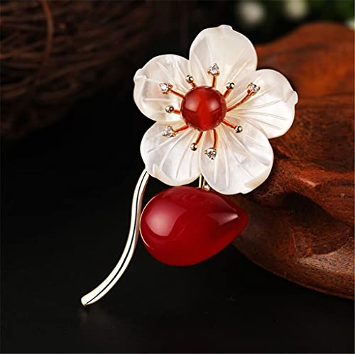 Broche fleur femme rétro pour styliser un manteau uni sans éclat