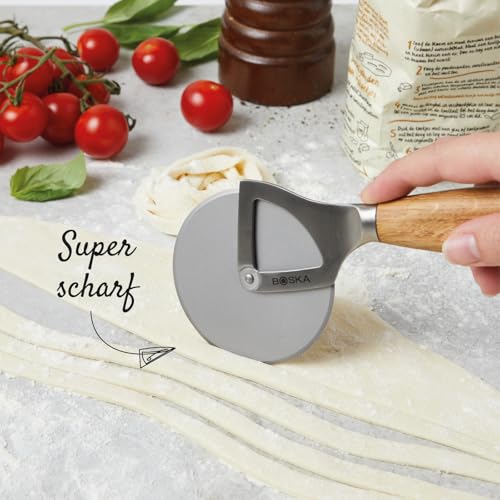 Foto von Boska Pizzaschneider Oslo+ / Non-stick BSF™ / Schneidet ohne Wackler/Sehr scharf/Stilvoll/Eichenholz & Edelstahl