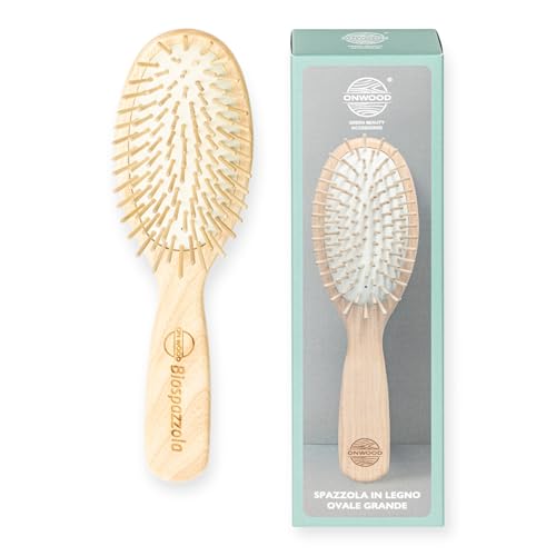 Brosse à cheveux en bois pour massage du cuir chevelu pendant votre routine beauté