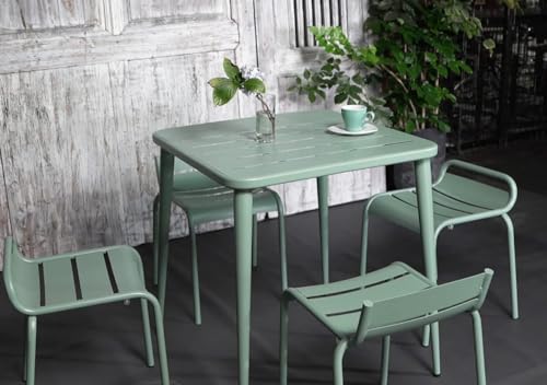 Chaises de patio en métal empilables pour optimiser l'espace de votre balcon