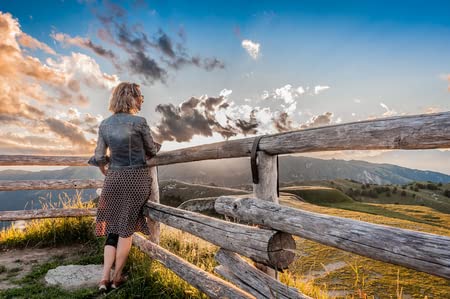 93859699 Tableau en bois 110 x 70 cm : fille se penchant contre une clôture, méditer devant le soleil, Mont Pizzoc Summit, Veneto, Italie