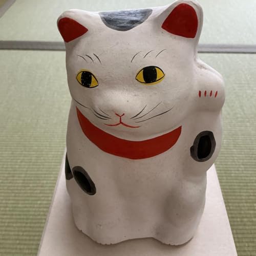 Handgeformte, niedrig gebrannte Imado-yaki-Tonfigur einer Maneki-neko (Glückskatze) mit handbemaltem Gesicht, eine Tonfigur aus Asakusa/Sumida, Tokio