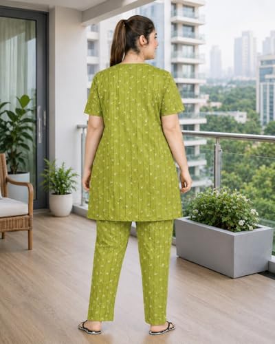 Image of In Love Women's All-Over Printed Cotton Plus Size Longline T-Shirt with Pockets