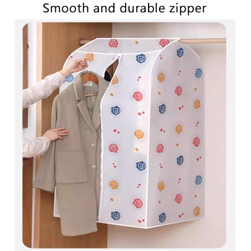 Housse de cintre pour garde-robe ordonnée lors du rangement de vos manteaux en été