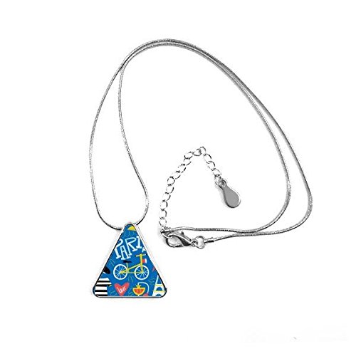 Collier triangle France idéal pour afficher son amour du paysage parisien en voyage