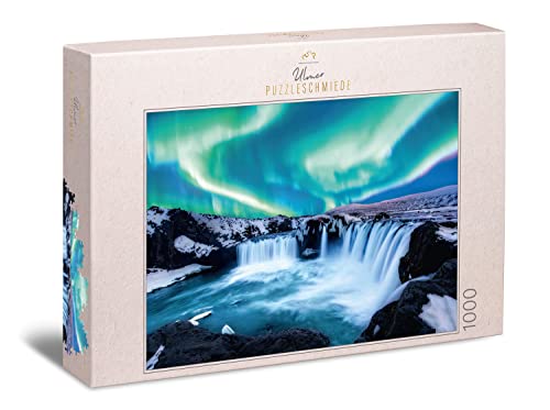 Una delle cascate più famose in Islanda nel gelido inverno polare con aurora boreale nel cielo - scopri uno spettacolo naturale impressionante come un puzzle