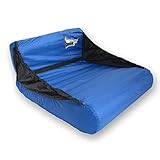 Der Snowboard-Sitz in blau kann einfach am Snowboard befestigt werden und schon muss man bei Wartezeiten im Funpark nicht mehr im Schnee sitzen!