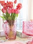 Boston International Vintage-Inspired Pitcher en verre avec motif floral embossé, 4.5" x 7.75", Codi rose