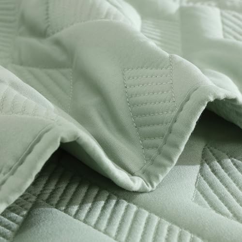 Image of EVENHUG Quilt Set King Size Soft Lightweight Bedspreads with 2 Pillow Shams Reversible Bedding Coverlets for All Seasons 3 Piece (106 inchx96 inch)