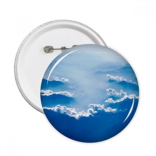 Nuages ciel gris pins badge blanc pour personnaliser un vêtement