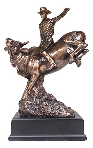 Estatua grande de vaquero montando toro en estilo rústico western