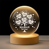 QUALITÉ SUPÉRIEURE - La boule en cristal avec sa base en bois diffuse une lumière blanche chaleureuse, parfaite pour la chambre, le salon ou le bureau - un cadeau à la fois élégant et chargé de sens. Fabriquée en cristal K9 d’une clarté exceptionnelle, associée à une base en bois robuste, avec une lumière LED douce et d’un câble USB facile à brancher. Grâce à une technologie de gravure 2D moderne, le motif est délicatement gravé à l’intérieur du cristal, garantissant une beauté et une transparence durables.