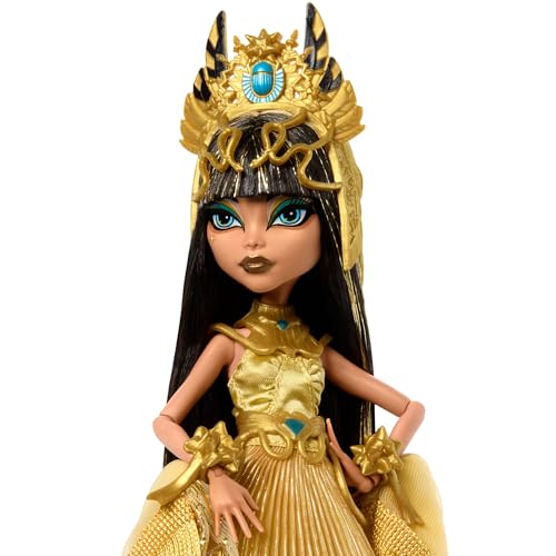 Monster High Howliday HXJ00 Winter Edition Cleo De Nile Collectible Figure in Gold Dress with Shiny Accessories and Shimmering Fringe Scarf