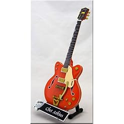 CHET ATKINS Guitare Miniature avec médiator - Les Beatles, Paul McCartney, John Lennon, RIngo Starr, George Harrison CHET ATKINS Guitare Miniature avec médiator – Image 2