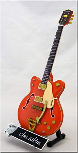 CHET ATKINS Guitare Miniature avec médiator - Les Beatles, Paul McCartney, John Lennon, RIngo Starr, George Harrison CHET ATKINS Guitare Miniature avec médiator – Image 3