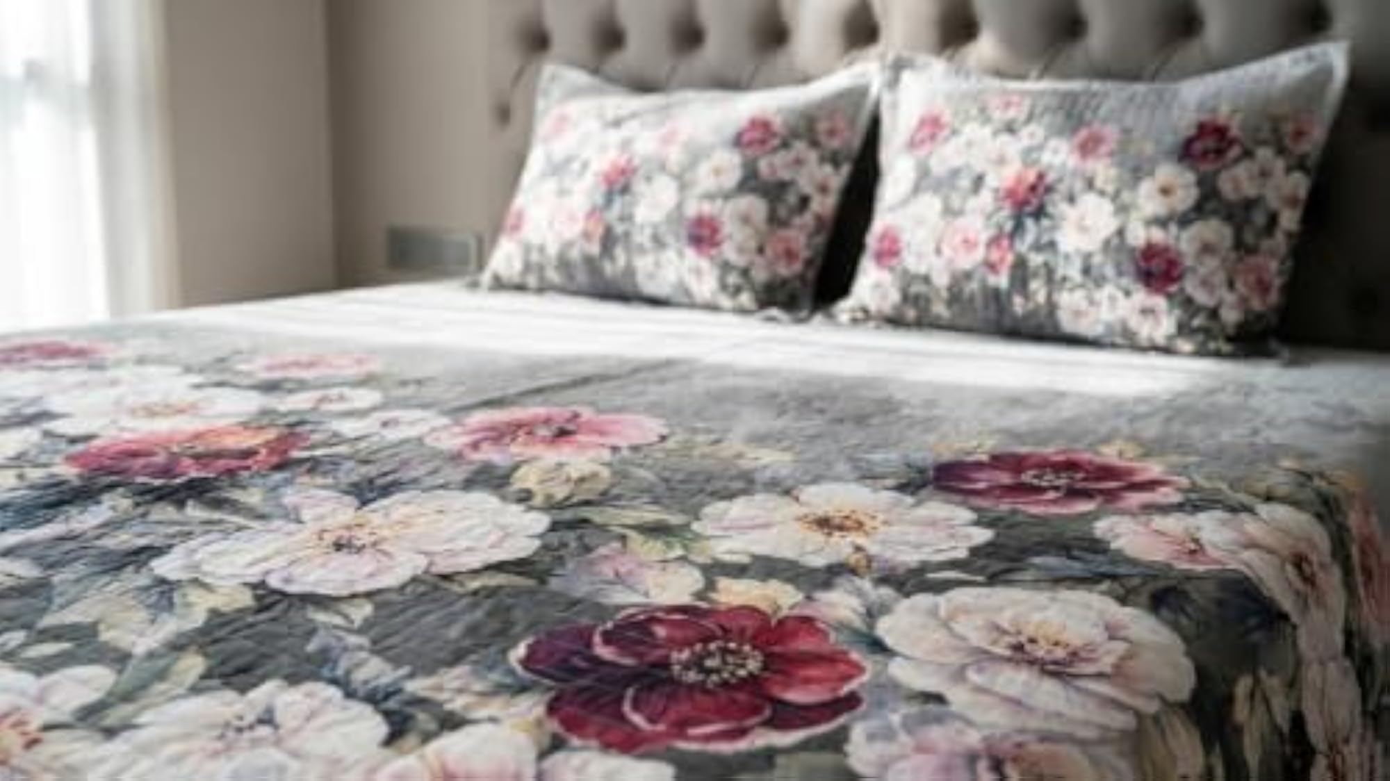 Floral Print Quilted Bedspread Set with 2 Pillow Covers, Double