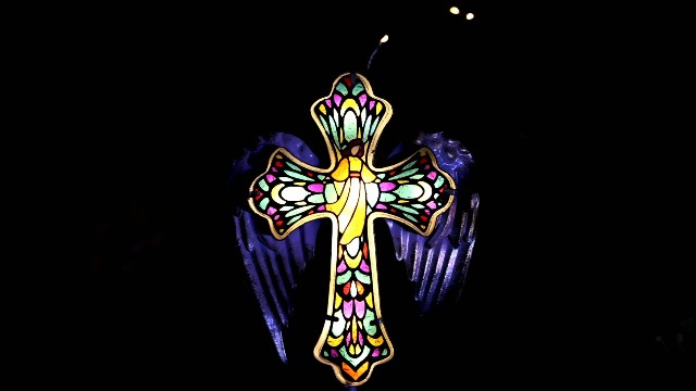 YJFWAL Solar Glass Cross Garden Stake Light, Cemetery Decorations for Grave Outdoor Lights, Easter Jesus Cross Angel Wings Sympathy Memorial Gifts, for Garden Lawn Yard Patio Decor