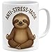 OM3&reg; Faultier Anti-Stress Kaffee-Tasse mit Spruch - lustige Keramiktasse f&uuml;r Chiller und Faulenzer - Yoga Sloth Motiv - Keramik Becher - 325ml - Beidseitig Bedruckt - Weiss