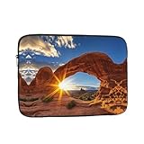 Compagnon polyvalent : idéal pour les hommes et les femmes, cet étui pour ordinateur portable est assez polyvalent pour diverses occasions. Que vous soyez en voyage d'affaires, de loisirs, de gestion de tâches de bureau ou de trajets quotidiens, il offre une solution de transport fiable et fiable.