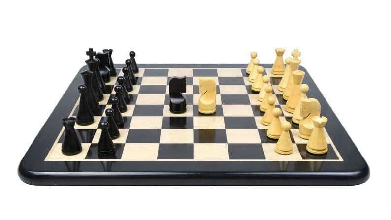 Combinazione di pezzi di scacchi a forma di cono della serie classica in bosso ebanizzato e bosso naturale - King 4'' con scacchiera in legno.